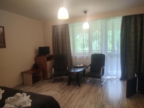 2 twin beds, 1 sofa bed