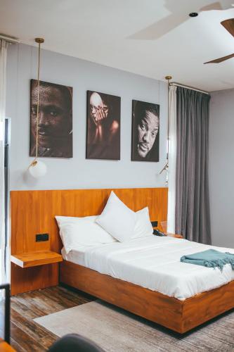 Deluxe Queen Room image 6