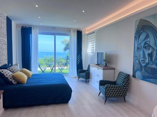 Luxury studio suite in artist Villa with sea view