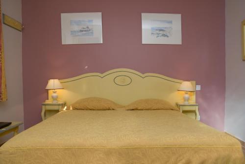 1 queen bed, 1 twin bed