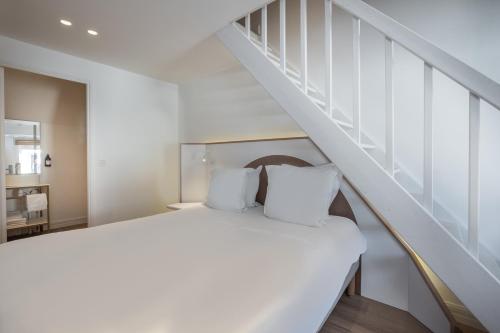 1 queen bed, 2 twin beds