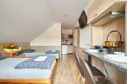 3 twin beds