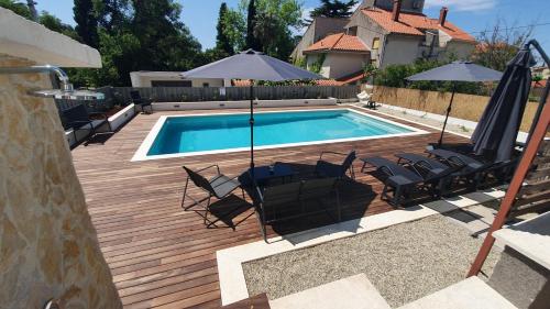 Apartment in Kastel Luksic with balcony, air conditioning, W-LAN, washing machine 5107-1 – khách sạn tại Kastel Luksic