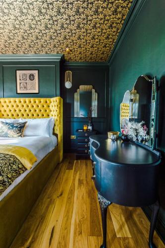 The Windsor Tapestries Retreat - Sleeps up to 9, Hot Tub, Free Parking, Dog Friendly