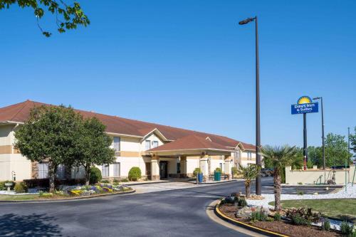 Days Inn & Suites by Wyndham Commerce