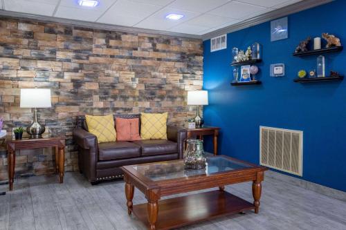 Days Inn & Suites by Wyndham Commerce - main image