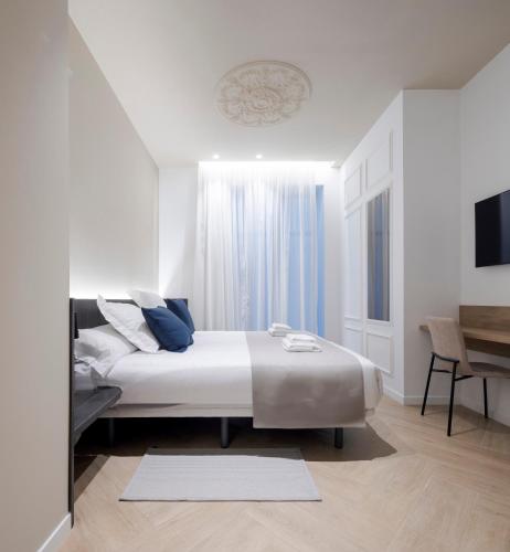 Standard Double Room image 4