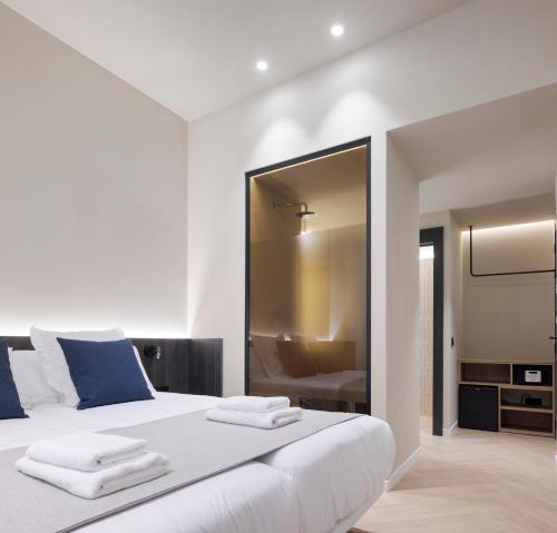 Standard Double Room image 5