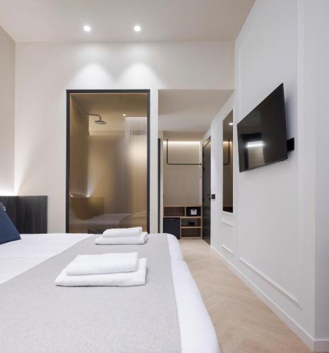 Standard Double Room image 6
