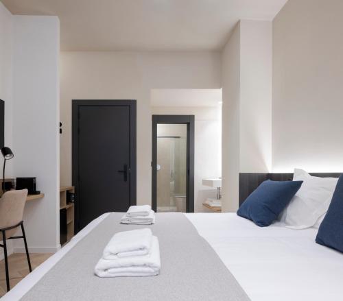 Standard Double Room image 3