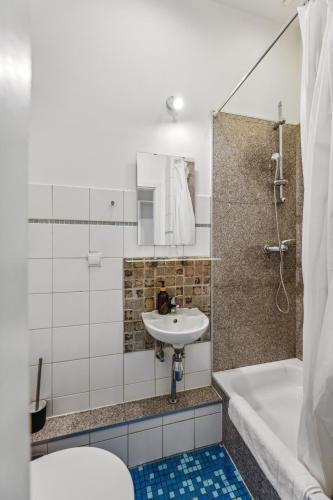 Single Room image 4