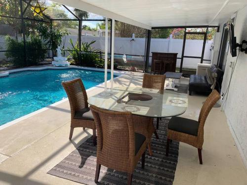 Private Pool at Hidden Gem ready for your family:) Private Pool at Hidden Gem ready for your family:)