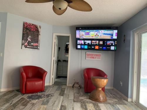 Private Pool at Hidden Gem ready for your family:) Private Pool at Hidden Gem ready for your family:)