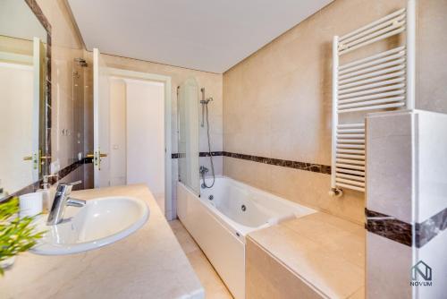 Modern and Spacious 2 BDRM Penthouse - 3 Pools and Sea Views - Tap to explore photos