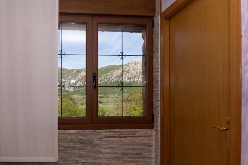 Family Room with Mountain View