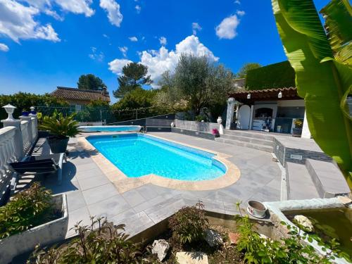 HAUT DE VILLA AVEC PISCINE privative chambre d'hôte Campagne de la Source Saint Martin