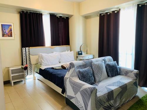 Two Palm Tree Villas Condominium - Studio 8th FL with Balcony - Across Terminal 3 Airport, Metro Manila