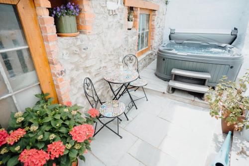 Quaint cosy cottage with a hot tub in Tenby centre
