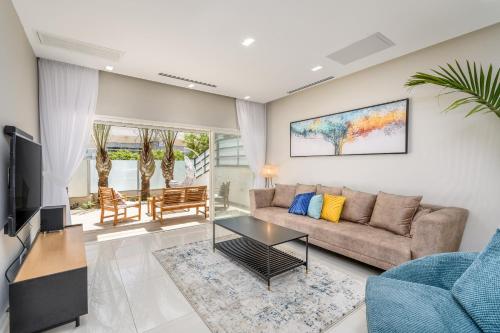 Boutique Villa with Rooftop Pool in Netanya