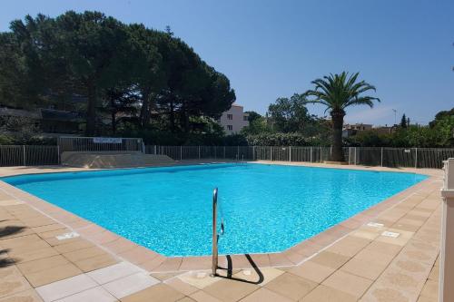 Cosy and bright studio with shared pool
