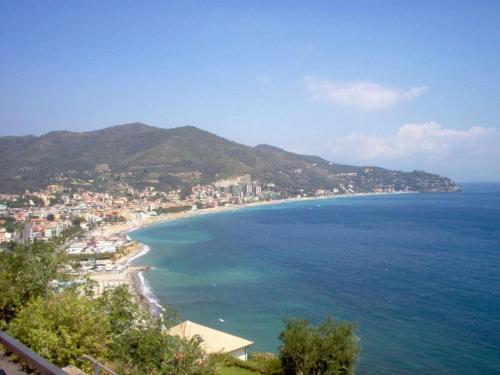 Verdeazzurra Monolocale grande terrazza in pineta 500m dal mare - Apartment - Spotorno