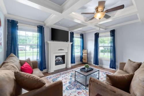 Farmhouse with Carriage House-Campbell Downtown - main image