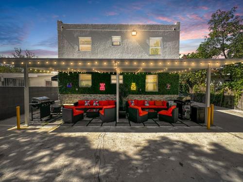 Vacay Spot Wynwood comfy Hub #1 2 BBQs Patio vibes, Prime LOC! 6 blocks away from Bars, Nite Clubs, Res, Shops in Miami, USA