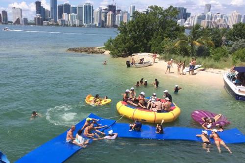 Vacay Spot Wynwood Jungle Fever Shower Massage jets, BBQ, Patio LED vibes, Prime LOC! 6 blocks away from Bars, Nite Clubs, Res, Shops in Miami, USA