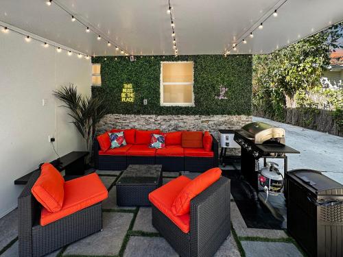 Vacay Spot Wynwood Jungle Fever Shower Massage jets, BBQ, Patio LED vibes, Prime LOC! 6 blocks away from Bars, Nite Clubs, Res, Shops in Miami, USA