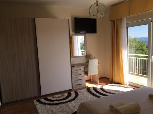 Double Room with Balcony and Sea View image 10