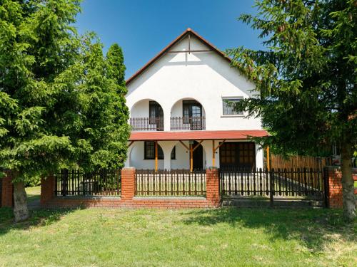 B&B Balatonfenyves - Holiday Home Nimrod by Interhome - Bed and Breakfast Balatonfenyves