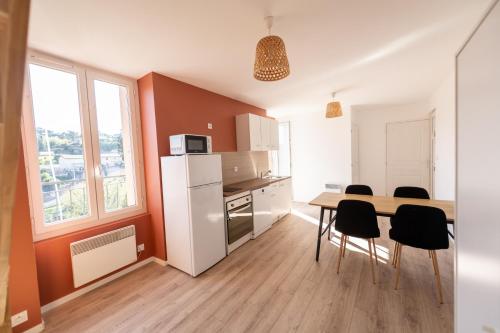 virtuve, KASA DUPLEX - Climatisation - Balcon - Parking Privé (KASA DUPLEX - Climatisation - Balcon - Parking Prive) in Rive-de-Gier