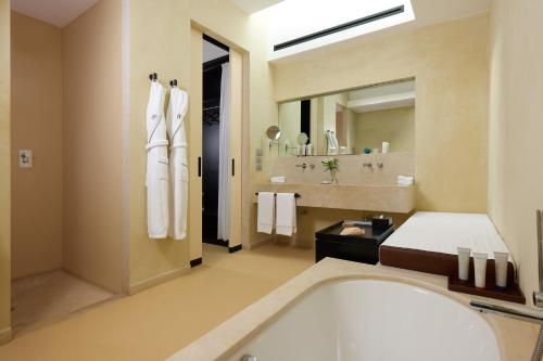 466701024 Verdura Resort