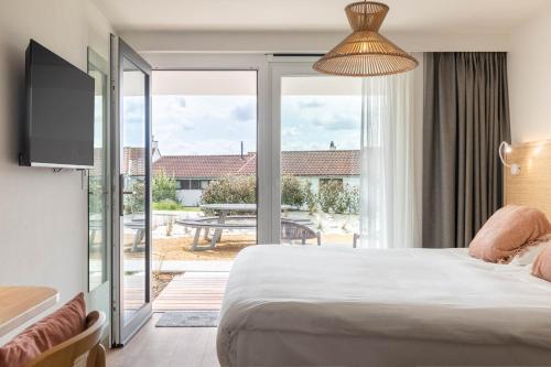 Double Room with Balcony image 2