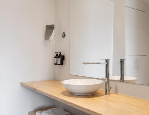 Double Room with Balcony image 4