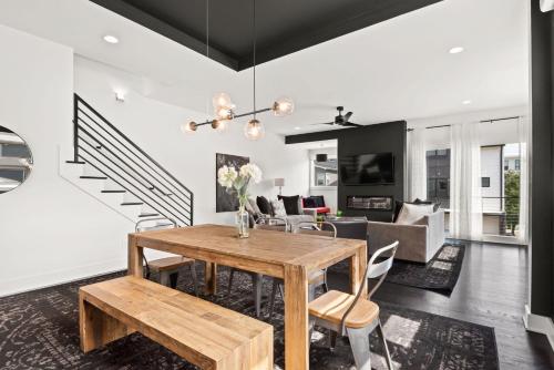 Downtown - Elegant and Cozy - Skyline Views - main image