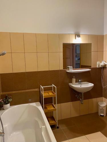 Hét Pecsét Fogadó Étterem - image 13