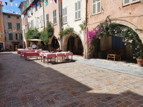 Appartement situé Place des Arcades à Biot à 4 min de la mer et des plages - Location saisonnière - Biot