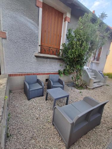 Petite maison avec jardin - Bizeneuille