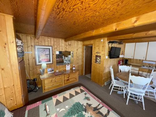 Sportsman Lodge Melrose MT - main image