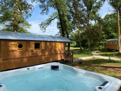 Les Roulottes de l Herm Piscine Jacuzzi Perigord