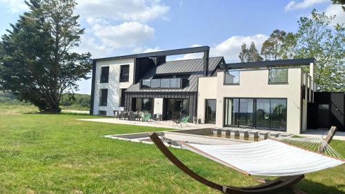Villa Short Cravate - Maison contemporaine Proche Rennes - Piscine intérieure 29 degrés