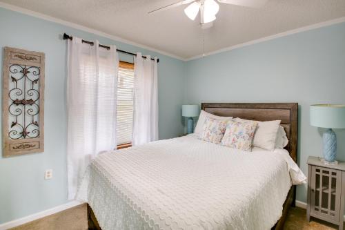 Cozy Hot Springs Vacation Rental on Lake Hamilton! in Hot Springs, USA