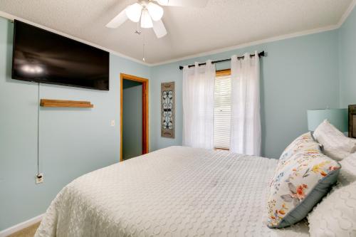 Cozy Hot Springs Vacation Rental on Lake Hamilton! in Hot Springs, USA