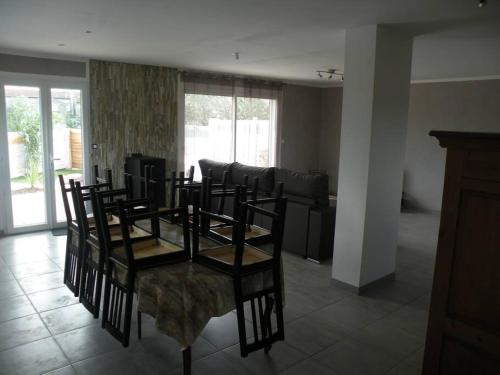 villa pour 10 personnes avec piscine et jacuzzi in อาแล็ส