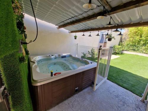 villa pour 10 personnes avec piscine et jacuzzi in อาแล็ส