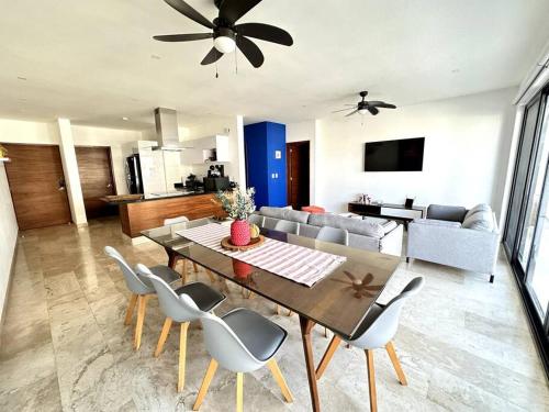 New Condo with Pool, Gym, A-C, WiFi, King Size bed, Cancún