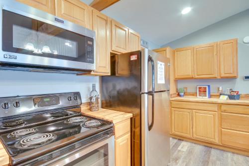 Lakefront Retreat with Private Dock! in Cross Hill, USA