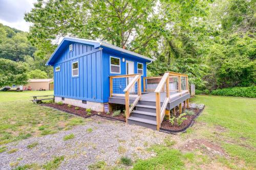 Cozy Hikers Hideaway Steps From Creeper Trail! in Damascus, USA