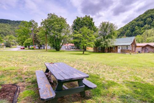 Cozy Hikers Hideaway Steps From Creeper Trail!